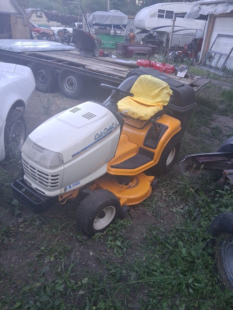 Cub CADET RIDING LAWNMOWER