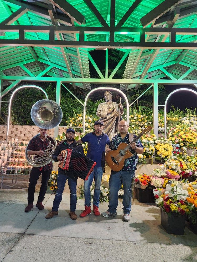 GRUPO NORTEÑO CON TUBA O TOLOLOCHE