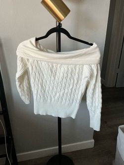 Off the shoulder knitted shirt