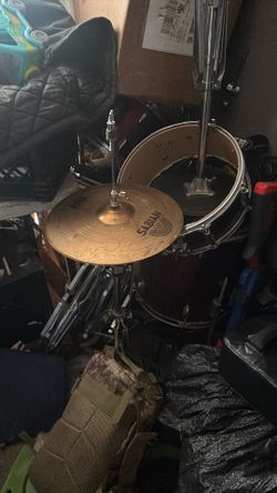 Drum set 300 Yamaha some skins are broken
