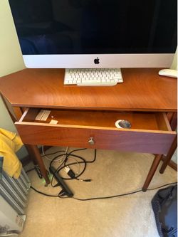 Corner desk