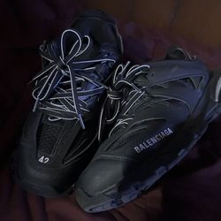 Size9 Barely Worn 📲 For More Pics 