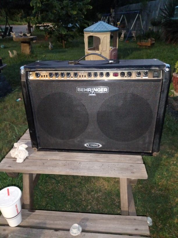 BEHRINGER GUITAR AMPLIFIER