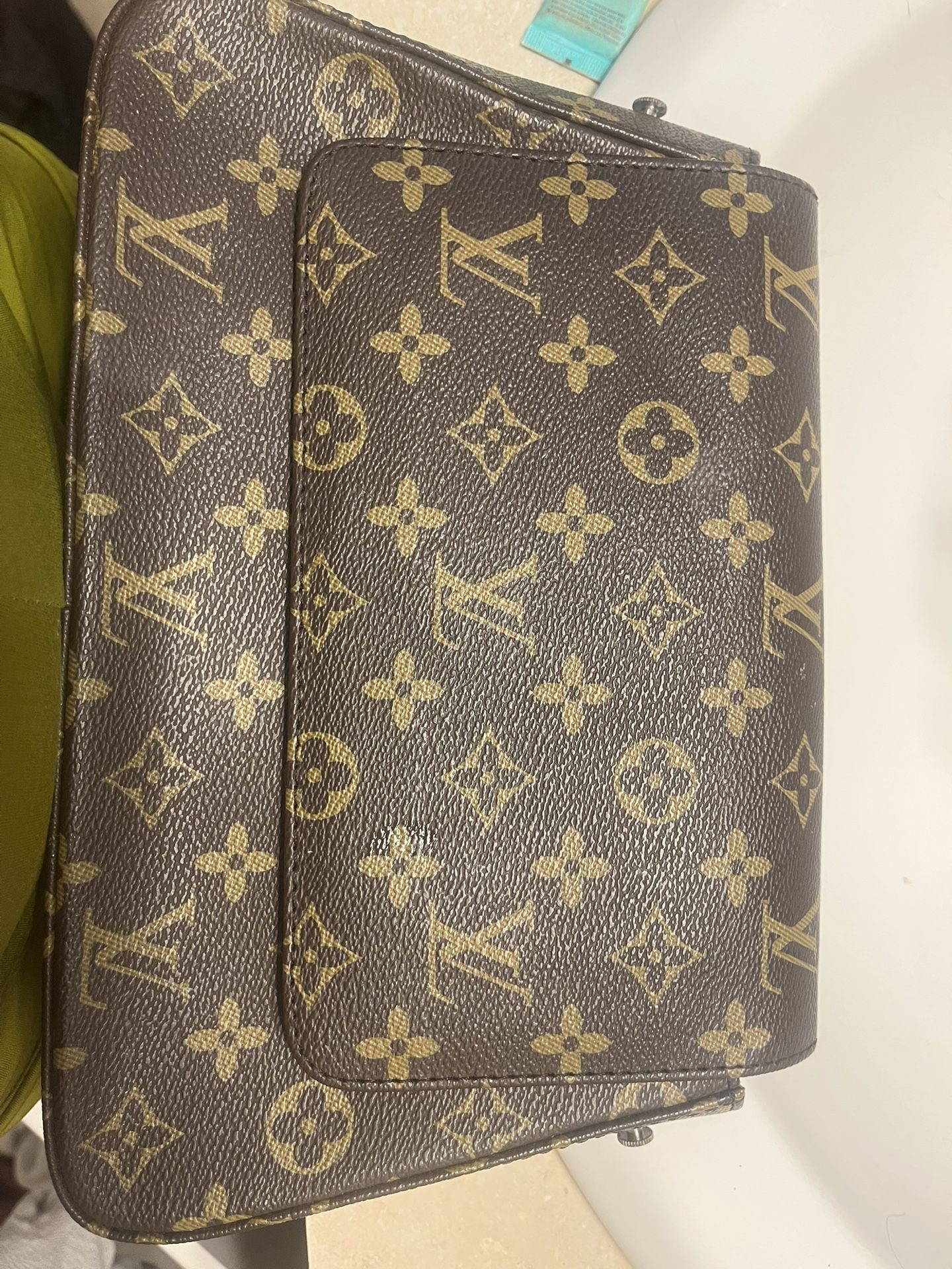 Louis v Clutch
