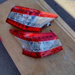 2013 to 2015 Nissan Sentra tail Lights Right Left Like new
