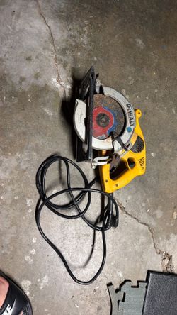DEWALT 7-1/4” Corded Circular Saw – Works Great