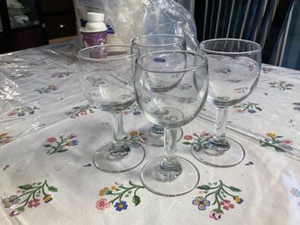 Set of 4 Clear Glass Wine Glasses 5.5” tall never used