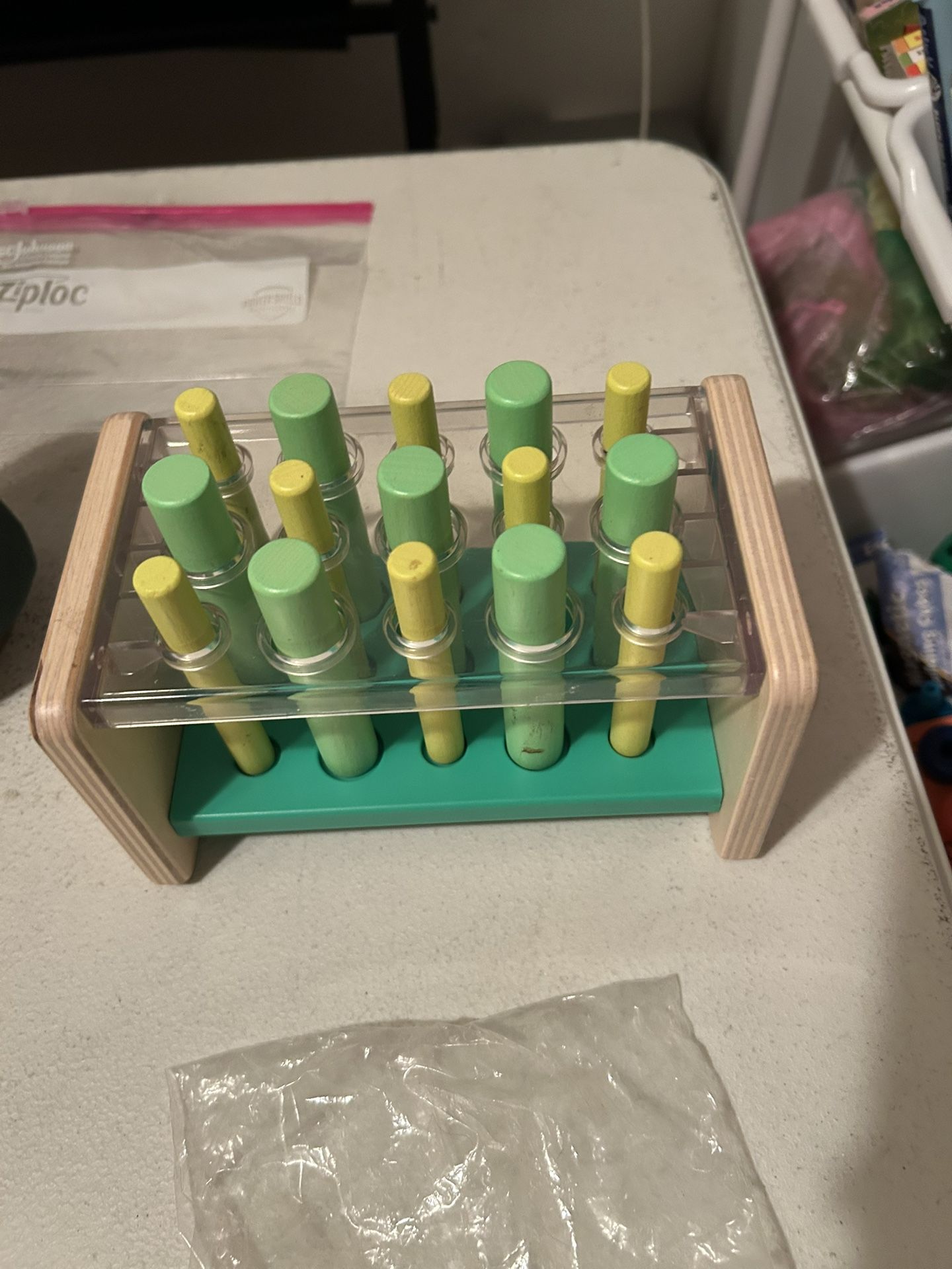 Lovery Posting Stand