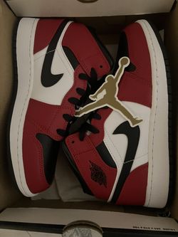 Jordan 1 Mid “Chicago Black Toe” (4y)