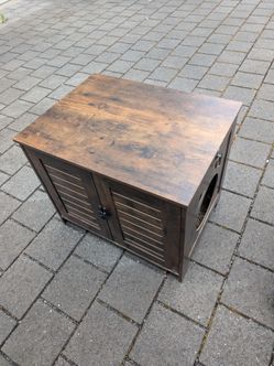 Cat litter box enclosure