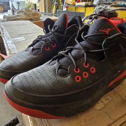 Jordan Max Aura 5 - Size 9.5