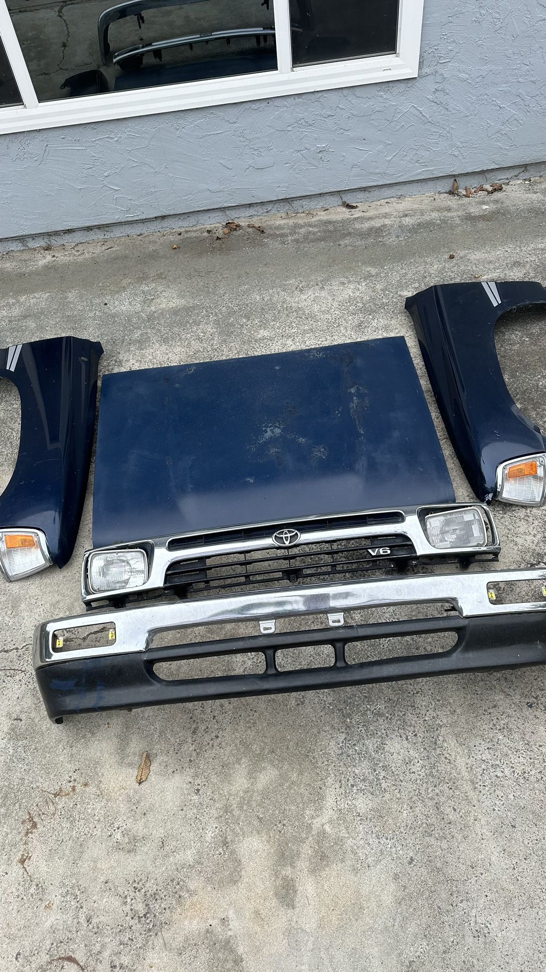 89-94 Toyota Pickup front end  2wd Hilux 