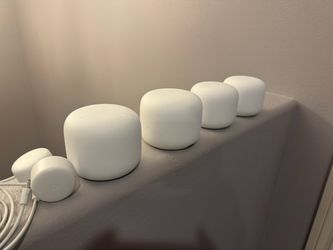 Google Nest WiFi - AC2200 (2nd Generation) Router and 3 Access Points Mesh Wi-Fi system.