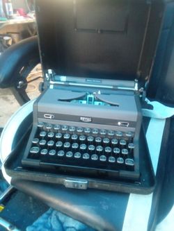 Royal Quiet De Luxe Vintage Portable Typewriter