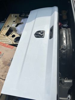 White ram 1500 Tailagte with camera