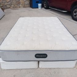 Queen beautyrest mattress and box spring