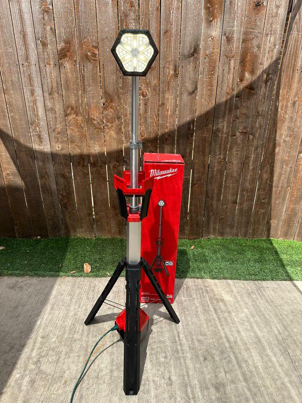 Milwaukee M18 Rocket Lamp LED Lampara Luz Led for Sale in Dallas, TX  OfferUp