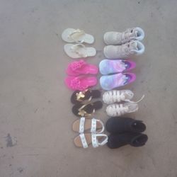  Huaraches Y Botas Para Niña   5 Dólares Cada Par  Las Botas Columbia  A 8 Dólares 