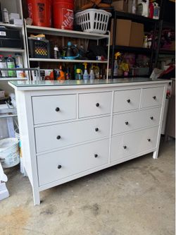 ikea glossy hemnes 8 drawer dresser includes glass top(DELIVERY AVAILABLE)
