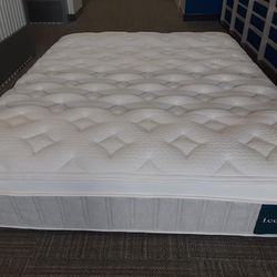 Oasis Chill Hybrid Mattress, Queen, Firmness: Cushion Firm Like New, Perfect Condition $500 