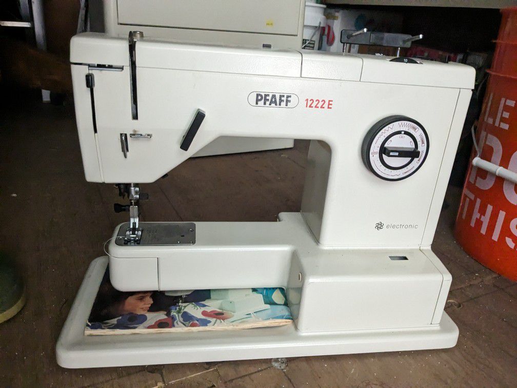 Pfaff 1222e Sewing Machine (Non-op) + Case