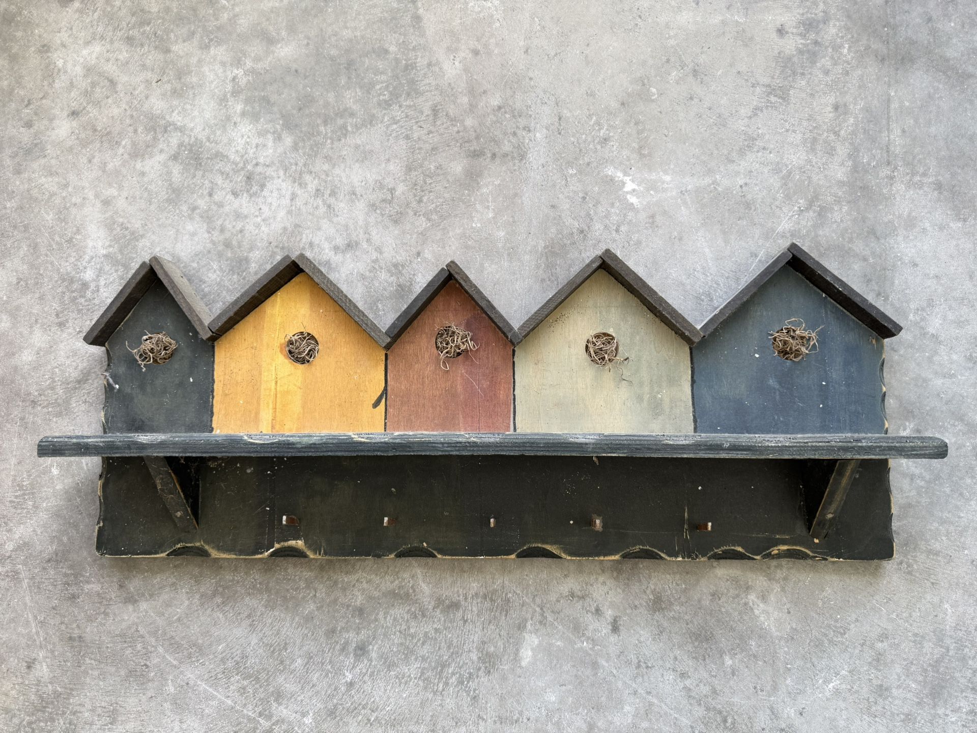 Rustic Birdhouses Shelf with Nail Pegs 