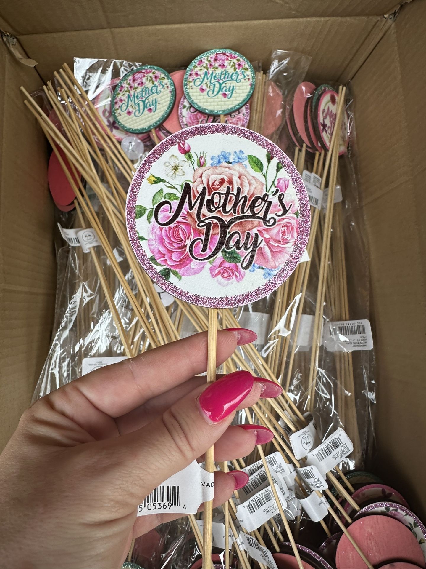 Pack of 200+ Mother’s Day wooden signs