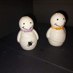 Halloween  Decor  Salt And Pepper  Shakers 