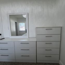 Set Of Dresser With Mirror+Chest+ 2 Nightstands/ Juego de Gaveteros 