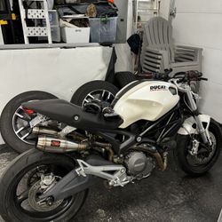 2009 Ducati Monster 696 