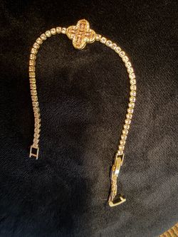 Gold Tennis Bracelet with Clover Crystal Centerpiece
