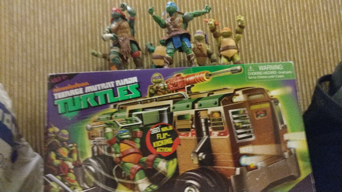 Teenage Mutant Ninja Turtles TNMNT Vehicle and action figures **Brand New**