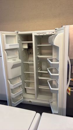 Like new Whirlpool refrigerator