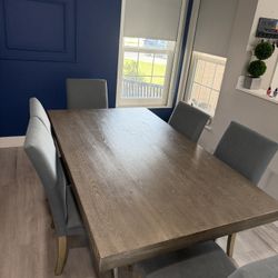 Used Rooms To Go Dinning Table with Chairs