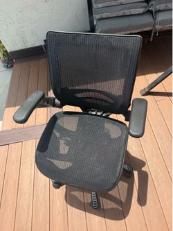 Ergonomic Mesh Office Chair – Adjustable Height & Tilt – Black