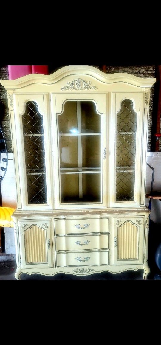 Vintage/Antique Hutch China Cabinet. Excellent Condition Glass Shelves Top Lighted. Elegant Piece. Estate Sale