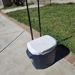 coleman 16 qt cooler Broken Wheel
Sold as is you can still used without wheels 

Camping soda beer water 