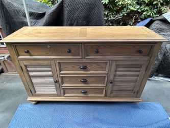 BEAUTIFUL LIKE NEW HIGH CAPACITY QUALITY WOODEN DRESSER CAN DELIVER LOCAL IF NEEDED