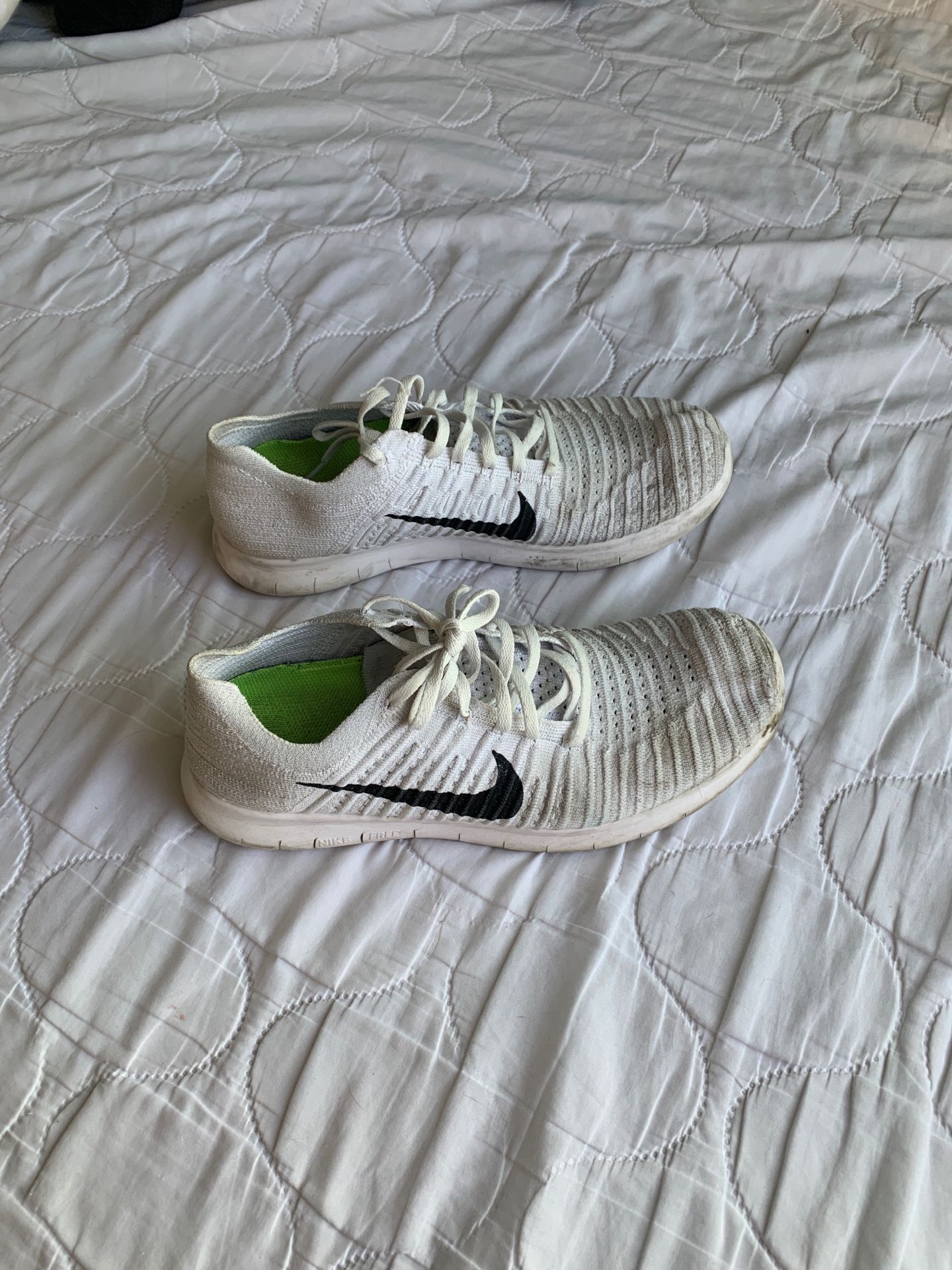 Men’s size 10 White Nike Free Run Flyknit running shoes