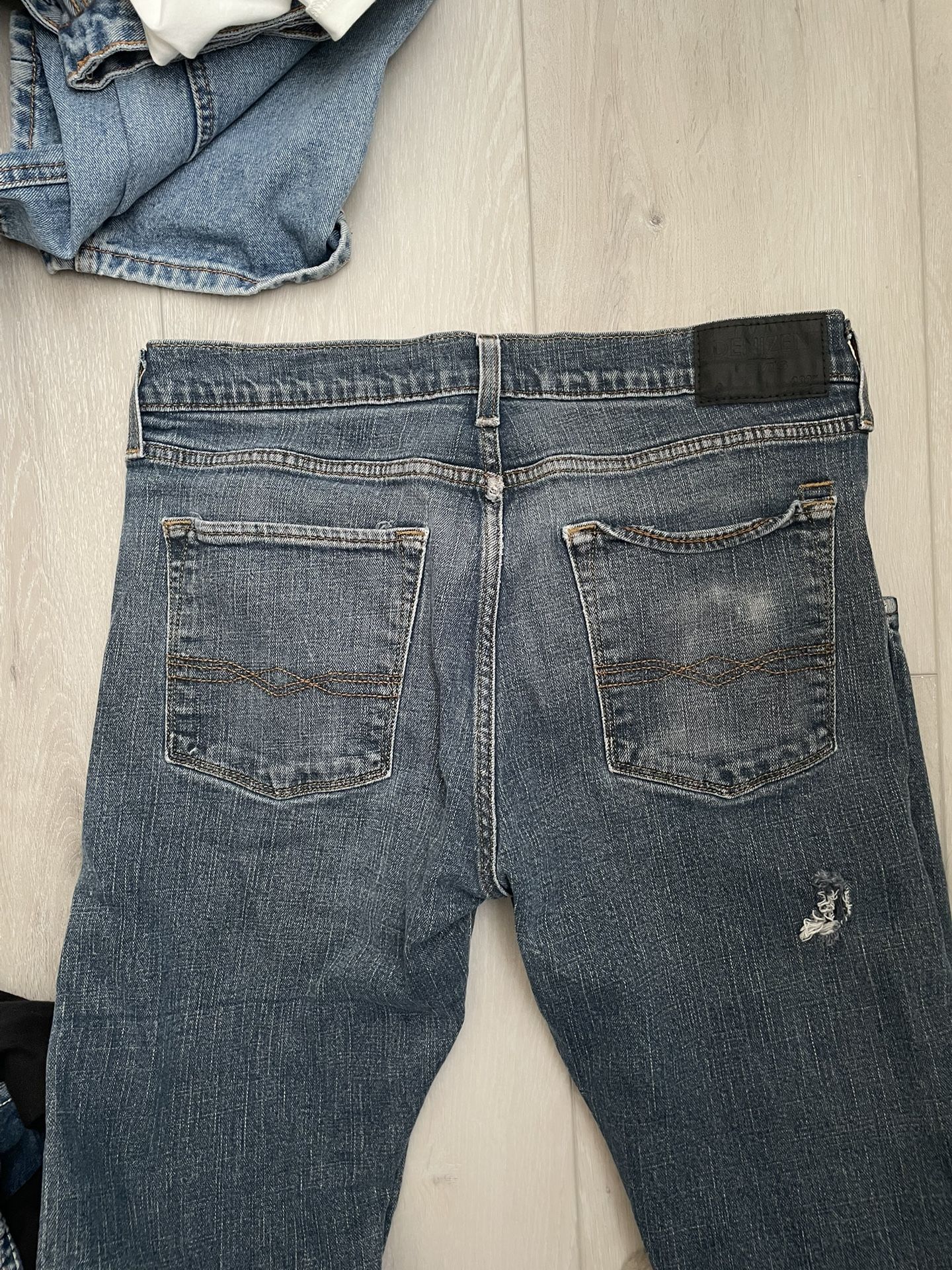 light wash straight leg levi’s
