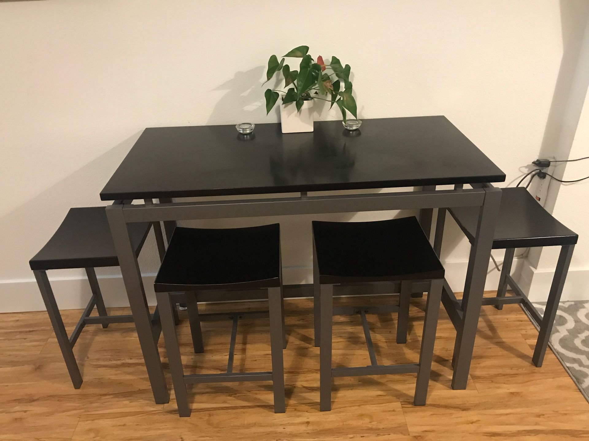 High top table w/ 4 stools