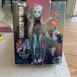 Monster High Frankie Stein Fashion Doll & Pet Watzie New