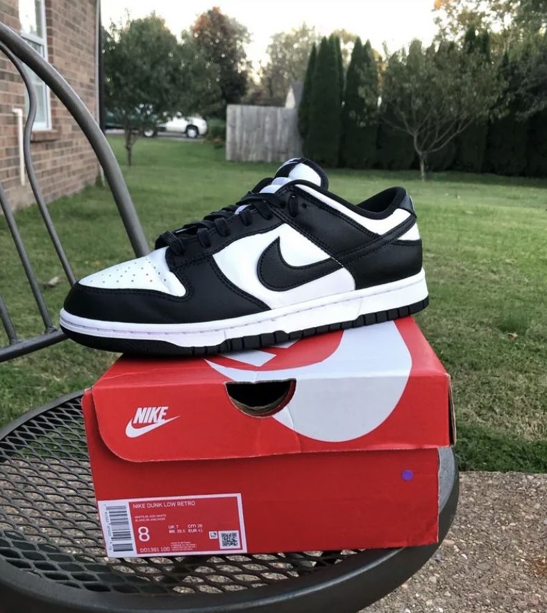 Nike Dunks White/black! ( Size 8 )