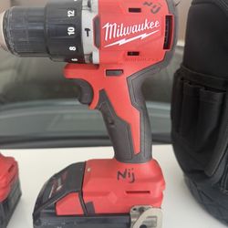 Milwaukee tool Set ,3 Batteries charger & Bag 