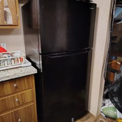 8 months old Frigidaire ice box 