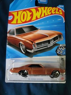 Hot Wheels '69 Buick Riviera Die-Cast Car