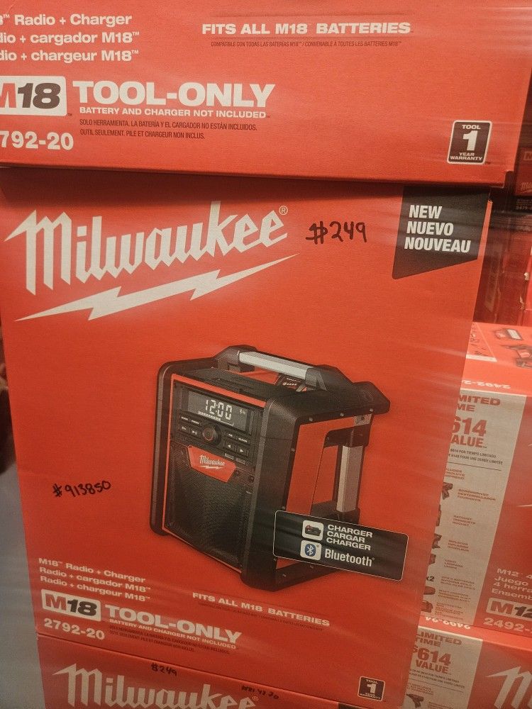 Milwaukee
M18 Lithium-Ion Cordless Jobsite Radio/Charger