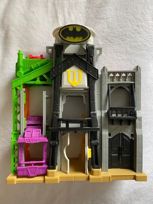 Photo Batman’s Lair Toy with mini figures