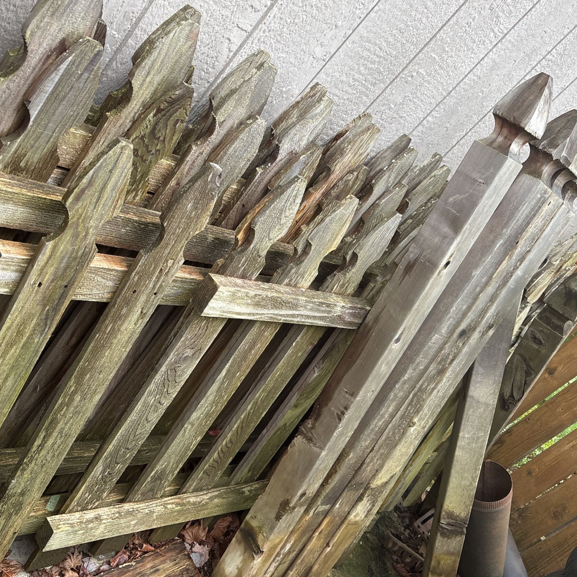Six pieces of fencing, picket, and six post