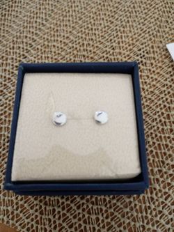 Silver stud earings